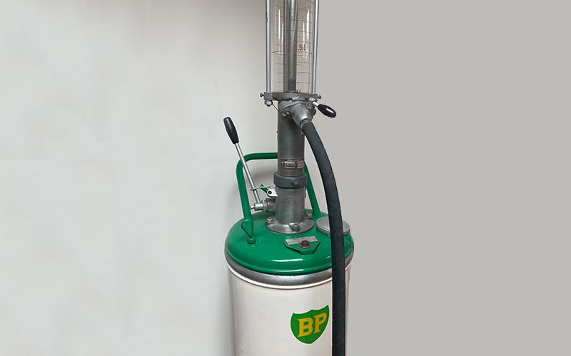 Two stroke gas-oil mixing pump